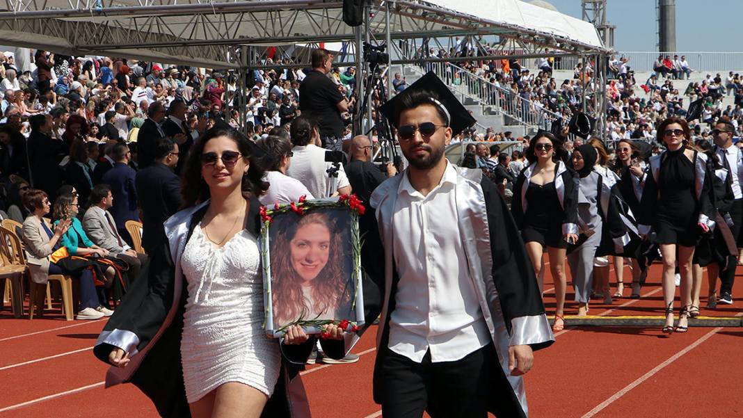 Mezuniyet töreninde depremde ölen arkadaşlarını unutmadılar 1